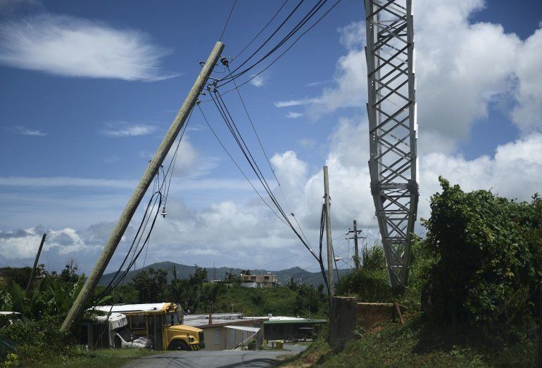 Fotograf&iacute;a del 16 de mayo de 2019 de un poste de cableado el&eacute;ctrico inclinado sobre un camino en la zona de Piedra Blanca de Yabucoa, Puerto Rico.