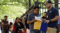 Las cortes de inmigración de Estados Unidos se encuentran colapsadas, con más de un millón de casos sin resolver. En esta foto inmigrantes tratan de conseguir permiso para permanecer en EEUU hacen fila frente a los tribunales de Inmigración en Atlanta. Las cortes de inmigración de Estados Unidos se encuentran colapsadas, con más de un millón de casos sin resolver. En esta foto inmigrantes tratan de conseguir permiso para permanecer en EEUU hacen fila frente a los tribunales de Inmigración en Atlanta.