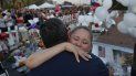 Dos personas se abrazan durante un acto de homenaje a las víctimas de una matanza en una tienda de El Paso, Texas, el 6 de agosto del 2019. Dos personas se abrazan durante un acto de homenaje a las víctimas de una matanza en una tienda de El Paso, Texas, el 6 de agosto del 2019.