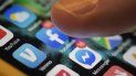 En esta foto del domingo 11 de agosto de 2019 se observan las aplicaciones para Facebook y Messenger en un iPhone en Nueva Orleans. Facebook dice que pagó a contratistas para que transcribieran clips de audio de los usuarios de su servicio de mensajes. En esta foto del domingo 11 de agosto de 2019 se observan las aplicaciones para Facebook y Messenger en un iPhone en Nueva Orleans. Facebook dice que pagó a contratistas para que transcribieran clips de audio de los usuarios de su servicio de mensajes.