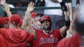 El jugador de los Angelinos de Los Ángeles Albert Pujols (centro) recibe la felicitación de sus compañeros tras anotar, en el quinto inning del juego ante los Piratas de Pittsburg. El jugador de los Angelinos de Los Ángeles Albert Pujols (centro) recibe la felicitación de sus compañeros tras anotar, en el quinto inning del juego ante los Piratas de Pittsburg.