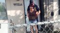 En esta imagen del 22 de abril de 2019 tomada por un agente del Servicio Animal del condado de Riverside, se muestra el arresto de Deborah Sue Culwell en su residencia de Coachella, California. En esta imagen del 22 de abril de 2019 tomada por un agente del Servicio Animal del condado de Riverside, se muestra el arresto de Deborah Sue Culwell en su residencia de Coachella, California.