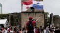 Una persona ondea una bandera panameña durante las actividades que conmemoran la fundación de Panamá en las ruinas del parque arqueológico Panamá Viejo el jueves 15 de agosto de 2019. Una persona ondea una bandera panameña durante las actividades que conmemoran la fundación de Panamá en las ruinas del parque arqueológico Panamá Viejo el jueves 15 de agosto de 2019.