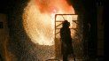 Un empleado con uniforme de seguridad trabaja en una fundidora de acero durante un recorrido de prensa en la siderúrgica Salzgitter AG en Salzgitter. Un empleado con uniforme de seguridad trabaja en una fundidora de acero durante un recorrido de prensa en la siderúrgica Salzgitter AG en Salzgitter.