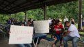 Trabajadores de PH Foods y simpatizantes de su causa sostienen carteles que dicen, ¡Necesitamos trabajo! y Nuestros padres no son criminales. Trabajadores de PH Foods y simpatizantes de su causa sostienen carteles que dicen, ¡Necesitamos trabajo! y Nuestros padres no son criminales.