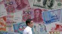 Un hombre camina frente a una casa de cambio, decorada con distintos billetes, en el distrito financiero de Hong Kong. Un hombre camina frente a una casa de cambio, decorada con distintos billetes, en el distrito financiero de Hong Kong.