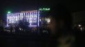 Varios policías vigilan el exterior de un salón de fiestas para bodas el domingo 18 de agosto de 2019 después de que una explosión ocurrida el sábado en la noche en el lugar dejó numerosas víctimas en Kabul, Afganistán. Varios policías vigilan el exterior de un salón de fiestas para bodas el domingo 18 de agosto de 2019 después de que una explosión ocurrida el sábado en la noche en el lugar dejó numerosas víctimas en Kabul, Afganistán.