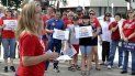 Tosha Pelfrey, del grupo Moms Demand Action, hace declaraciones durante una protesta contra la violencia derivada de las armas de fuego frente a Edificio United en Charleston, Virginia Occidental, el sábado 17 de agosto de 2019. Tosha Pelfrey, del grupo Moms Demand Action, hace declaraciones durante una protesta contra la violencia derivada de las armas de fuego frente a Edificio United en Charleston, Virginia Occidental, el sábado 17 de agosto de 2019.