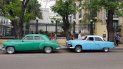 Vehículos antiguos en una calle de La Habana (Cuba). Vehículos antiguos en una calle de La Habana (Cuba).