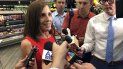 La senadora republicana de Arizona Martha McSally hablándole a la prensa en Phoenix el 15 de agosto del 2019. La senadora republicana de Arizona Martha McSally hablándole a la prensa en Phoenix el 15 de agosto del 2019.