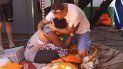 Un inmigrante es consolado por un tripulante del barco español humanitario Open Arms frente a la costa de la isla siciliana de Lampedusa, en el sur de Italia, el domingo 18 de agosto de 2019. Un inmigrante es consolado por un tripulante del barco español humanitario Open Arms frente a la costa de la isla siciliana de Lampedusa, en el sur de Italia, el domingo 18 de agosto de 2019.