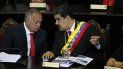 En esta fotografía de archivo del 24 de enero de 2019, el presidente venezolano Nicolás Maduro, derecha, habla con Diosdado Cabello, presidente de la Asamblea Constitucional, en la Corte Suprema durante una ceremonia anual que marca el inicio del año judicial en Caracas, Venezuela. En esta fotografía de archivo del 24 de enero de 2019, el presidente venezolano Nicolás Maduro, derecha, habla con Diosdado Cabello, presidente de la Asamblea Constitucional, en la Corte Suprema durante una ceremonia anual que marca el inicio del año judicial en Caracas, Venezuela.