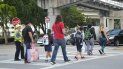 Agente de seguridad guía el paso de peatones en zona escolar. Agente de seguridad guía el paso de peatones en zona escolar.