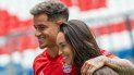 El brasileño Philippe Coutinho, ahora jugador del Bayern Munich, posa con su esposa Aina en el estadio del club en Múnich, Alemania, el lunes 19 de agosto de 2019. Coutinho llega al conjunto alemán en préstamo del Barcelona en un fichaje por un año. El brasileño Philippe Coutinho, ahora jugador del Bayern Munich, posa con su esposa Aina en el estadio del club en Múnich, Alemania, el lunes 19 de agosto de 2019. Coutinho llega al conjunto alemán en préstamo del Barcelona en un fichaje por un año.