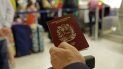 Fotografía de archivo de un hombre que muestra su pasaporte venezolano en el Aeropuerto Internacional de Miami, en junio de 2014. Fotografía de archivo de un hombre que muestra su pasaporte venezolano en el Aeropuerto Internacional de Miami, en junio de 2014.