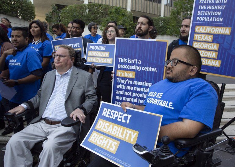Tim Fox, director coejecutivo de Civil Rights Education and Enforcement Center, y H&eacute;ctor Ochoa (der.), gerente de proyecto del grupo Southern California Resource Services for Independent Living, frente al Tribunal Federal Roybal en Los &Aacute;ngeles, el lunes 19 de agosto de 2019.