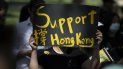 Una persona sostiene un cartel frente a la Casa Blanca, en Washington, en apoyo a las protestas en Hong Kong, el domingo 18 de agosto de 2019. Una persona sostiene un cartel frente a la Casa Blanca, en Washington, en apoyo a las protestas en Hong Kong, el domingo 18 de agosto de 2019.