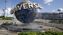 Unos visitantes toman una pausa bajo la brisa del globo en Universal Studios City Walk en Orlando, Florida. Unos visitantes toman una pausa bajo la brisa del globo en Universal Studios City Walk en Orlando, Florida.