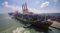 Barcos remolcadores maniobran un buque de carga en un puerto en Qingdao, en el este de China, el 6 de agosto de 2019. Barcos remolcadores maniobran un buque de carga en un puerto en Qingdao, en el este de China, el 6 de agosto de 2019.