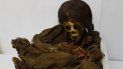 En esta foto del 15 de agosto de 2019, la momia de una niña inca de 500 años de antigüedad está sentada dentro de una bóveda en el Museo Nacional de Arqueología en La Paz, Bolivia. En esta foto del 15 de agosto de 2019, la momia de una niña inca de 500 años de antigüedad está sentada dentro de una bóveda en el Museo Nacional de Arqueología en La Paz, Bolivia.