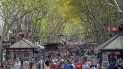 Fotografía del 4 de octubre de 2010 de personas caminando en las Ramblas de Barcelona, España. Fotografía del 4 de octubre de 2010 de personas caminando en las Ramblas de Barcelona, España.