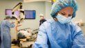 Personal médico atiende a un paciente. Personal médico atiende a un paciente.