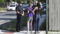 Deborah Golden, centro, habla con policías de Detroit después de que trató de socorrer a una niña que luego murió tras ser atacada por perros en Detroit, el lunes 19 de agosto del 2019. Deborah Golden, centro, habla con policías de Detroit después de que trató de socorrer a una niña que luego murió tras ser atacada por perros en Detroit, el lunes 19 de agosto del 2019.