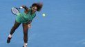En esta foto del 21 de enero de 2019, Serena Williams saca ante Simona Halep en la cuarta ronda del Abierto de Australia En esta foto del 21 de enero de 2019, Serena Williams saca ante Simona Halep en la cuarta ronda del Abierto de Australia
