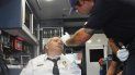 David Ramírez se somete a una demostración de atención en una ambulancia. David Ramírez se somete a una demostración de atención en una ambulancia.