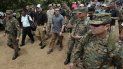 El secretario interino de Seguridad Nacional de Estados Unidos, Kevin McAleenan, al centro, y el ministro de Seguridad de Panamá, Rolando Mirones, con una gorra blanca, escuchan a la policía fronteriza de Panamá durante una visita al campo humanitario en Peñitas, Panamá, el viernes 23 de agosto de 2019. El secretario interino de Seguridad Nacional de Estados Unidos, Kevin McAleenan, al centro, y el ministro de Seguridad de Panamá, Rolando Mirones, con una gorra blanca, escuchan a la policía fronteriza de Panamá durante una visita al campo humanitario en Peñitas, Panamá, el viernes 23 de agosto de 2019.