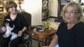 Terrie Dietrich, izquierda, y su hija Erin Cross, hablan en la casa de Dietrich en Henderson, Nevada, 22 de agosto de 2019. Terrie Dietrich, izquierda, y su hija Erin Cross, hablan en la casa de Dietrich en Henderson, Nevada, 22 de agosto de 2019.