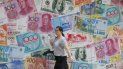 Una mujer camina frente a una casa de cambio en Central, en distrito comercial de Hong Kong. Una mujer camina frente a una casa de cambio en Central, en distrito comercial de Hong Kong.