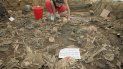 En esta foto de archivo del 23 de octubre de 1992, la antropóloga forense Claudia Bernard, de Argentina, limpia tierra de restos humanos en El Mozote, El Salvador. En esta foto de archivo del 23 de octubre de 1992, la antropóloga forense Claudia Bernard, de Argentina, limpia tierra de restos humanos en El Mozote, El Salvador.
