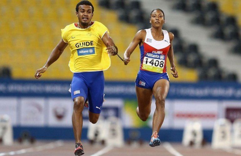 La cubana Omara Durand (der.), cinco veces medalla de oro paralímpica en velocidad.