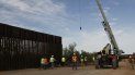 Trabajadores comienzan las obras para erigir una nueva valla fronteriza a unas 20 millas (32 kilómetros) al oeste de Santa Teresa, Nuevo México, el viernes 23 de agosto de 2019. Trabajadores comienzan las obras para erigir una nueva valla fronteriza a unas 20 millas (32 kilómetros) al oeste de Santa Teresa, Nuevo México, el viernes 23 de agosto de 2019.