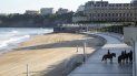 Agentes de la policía montada patrullan cerca de la playa durante el primer día de la Cumbre del G7 en Biarritz, Francia, el sábado 24 de agosto de 2019. Agentes de la policía montada patrullan cerca de la playa durante el primer día de la Cumbre del G7 en Biarritz, Francia, el sábado 24 de agosto de 2019.