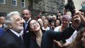 Plácido Domingo posa para fotografías en la casa de ópera Festspielhaus después de interpretar Luisa Miller de Giuseppe Verdi en Salzburgo, Austria, el domingo 25 de agosto de 2019. Plácido Domingo posa para fotografías en la casa de ópera Festspielhaus después de interpretar Luisa Miller de Giuseppe Verdi en Salzburgo, Austria, el domingo 25 de agosto de 2019.