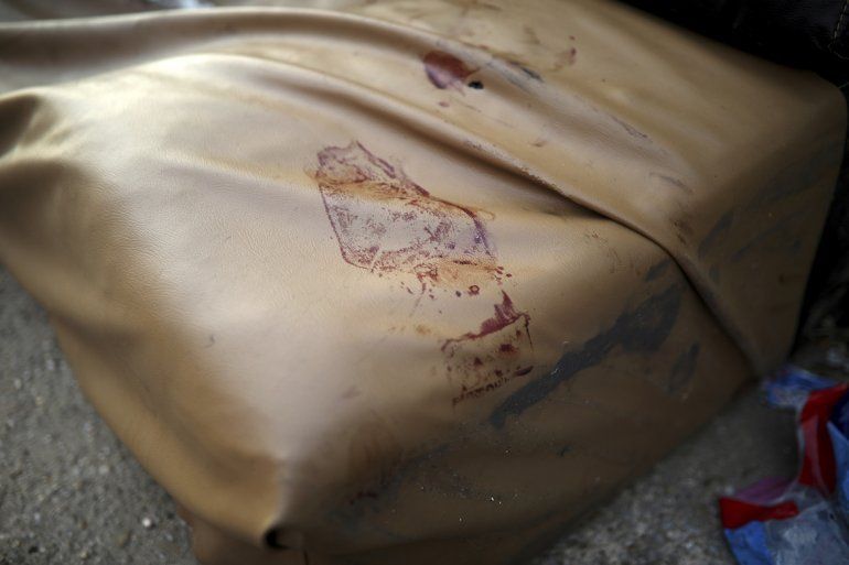 Una huella de zapato ensangrentada estÃ¡ marcada en un sofÃ¡ arrojado a la calle por los rescatistas despuÃ©s de un ataque en un bar en Coatzacoalcos, MÃ©xico, el miÃ©rcoles 28 de agosto de 2019.