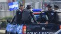 La policía al servicio del régimen sandinista porta la bandera azul y blanco por ordenes de Daniel Ortega y Rosario Murillo en un intento de arrebatar el símbolo de lucha de la oposición nicaragüense. La policía al servicio del régimen sandinista porta la bandera azul y blanco por ordenes de Daniel Ortega y Rosario Murillo en un intento de arrebatar el símbolo de lucha de la oposición nicaragüense.