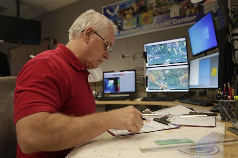 El especialista principal en huracanes Stacy Stewart monitorea el avance de Dorian en el Centro Nacional de Huracanes, con sede en Miami, el 27 de agosto de 2019. 