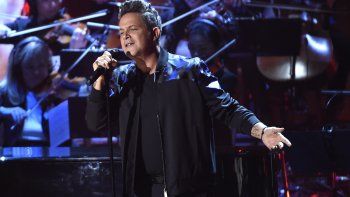 Alejandro Sanz actúa en la ceremonia de entrega de los Latin Grammy, en Las Vegas, en 2017, edición en la que el cantautor español recibió el premio Persona del Año. 