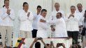 En esta foto de archivo del 26 de septiembre de 2016, el presidente colombiano Juan Manuel Santos, al frente a la izquierda, y el máximo comandante de las Fuerzas Armadas Revolucionarias de Colombia (FARC), Rodrigo Londoño alias Timochenko se estrechan la mano tras firmar un primer acuerdo de paz entre el gobierno colombiano y las FARC, que terminó con más de 50 años de conflicto armado interno. En esta foto de archivo del 26 de septiembre de 2016, el presidente colombiano Juan Manuel Santos, al frente a la izquierda, y el máximo comandante de las Fuerzas Armadas Revolucionarias de Colombia (FARC), Rodrigo Londoño alias Timochenko se estrechan la mano tras firmar un primer acuerdo de paz entre el gobierno colombiano y las FARC, que terminó con más de 50 años de conflicto armado interno.