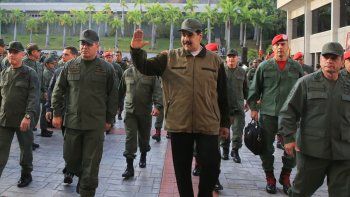El dictador venezolano Nicolás Maduro camina junto a un grupo de militares el 2 de mayo de 2029.