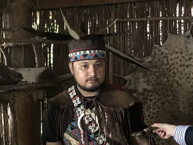 Un hombre viste el atuendo t&iacute;pico de la tribu Yuyupass, en Taiw&aacute;n.