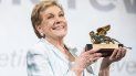 La actriz Julie Andrews posa tras recibir el León de Oro a la Trayectoria en el Festival Internacional de Cine de Venecia. La actriz Julie Andrews posa tras recibir el León de Oro a la Trayectoria en el Festival Internacional de Cine de Venecia.