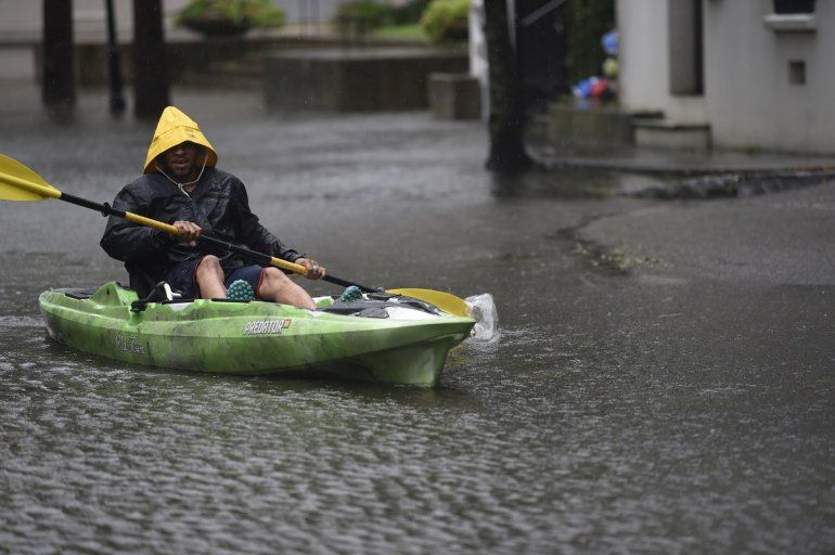 Un hombre navega en su kayak por una calle inundada en Charleston, Carolina del Sur, el 5 de septiembre de 2019, tras el paso del hurac&aacute;n Dorian.