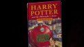 Fotografía del 20 de mayo de 2013 de una copia de la primera edición del primer libro de la serie de Harry Potter, titulado Harry Potter y la piedra filosofal, en la casa de subastas Sothebys en Londres. Fotografía del 20 de mayo de 2013 de una copia de la primera edición del primer libro de la serie de Harry Potter, titulado Harry Potter y la piedra filosofal, en la casa de subastas Sothebys en Londres.