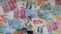 Una mujer camina junto a una casa de cambio decorada con monedas de diferentes países en Central, un barrio comercial de Hong Kong. El comercio de China con Estados Unidos cayó de forma drástica en agosto al recrudecerse una guerra arancelaria que amenaza el crecimiento económico global. Una mujer camina junto a una casa de cambio decorada con monedas de diferentes países en Central, un barrio comercial de Hong Kong. El comercio de China con Estados Unidos cayó de forma drástica en agosto al recrudecerse una guerra arancelaria que amenaza el crecimiento económico global.