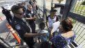 Fotografía del 17 de julio de 2019 de oficiales de la agencia de Aduana y Protección Fronteriza durante el chequeo de documentos a migrantes que intentan aplicar al asilo en la frontera sur de EEUU. Fotografía del 17 de julio de 2019 de oficiales de la agencia de Aduana y Protección Fronteriza durante el chequeo de documentos a migrantes que intentan aplicar al asilo en la frontera sur de EEUU.