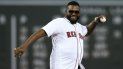 El exjugador de los Medias Rojas de Boston, el dominicano David Ortiz, hace el primer lanzamiento antes de un juego de béisbol contra los Yanquis de Nueva York, en Boston, el lunes 9 de septiembre de 2019. El exjugador de los Medias Rojas de Boston, el dominicano David Ortiz, hace el primer lanzamiento antes de un juego de béisbol contra los Yanquis de Nueva York, en Boston, el lunes 9 de septiembre de 2019.